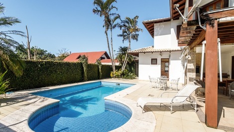 Mansion on the main avenue of Jurerê Internacional