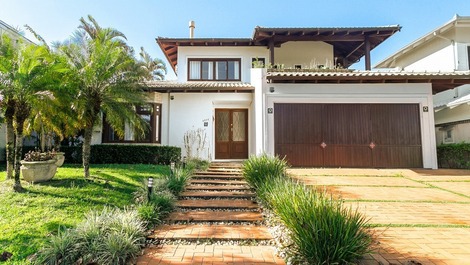 Mansion on the main avenue of Jurerê Internacional