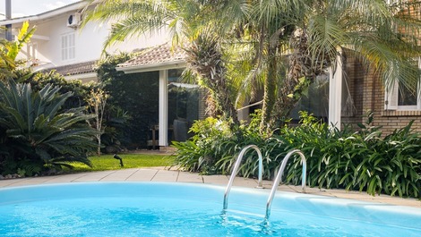 Mansion 150m from the sea in Jurerê Internacional