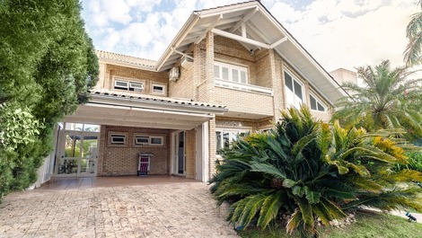 Mansion 150m from the sea in Jurerê Internacional