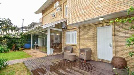 Mansion 150m from the sea in Jurerê Internacional