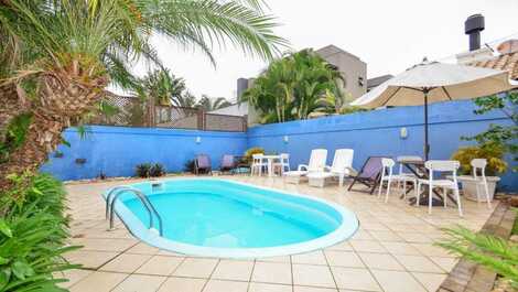 Mansion 150m from the sea in Jurerê Internacional
