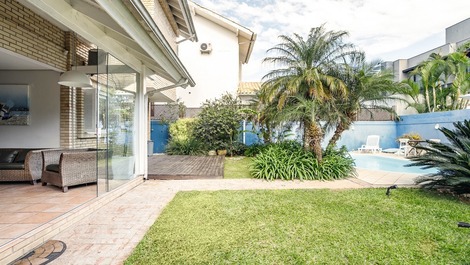 Mansion 150m from the sea in Jurerê Internacional
