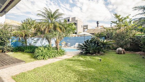 Mansion 150m from the sea in Jurerê Internacional