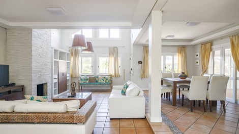 Mansion 150m from the sea in Jurerê Internacional