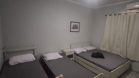Quarto 2
🛏️ cama confortável com travesseiros inclusos
❄️ ar-condicionado para maior comodidade
🌙 ambiente agradável para uma ótima noite de sono
