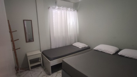 Quarto 1
🛏️ cama confortável com travesseiros inclusos
❄️ ar-condicionado para noites tranquilas
😴 ideal para um descanso revigorante