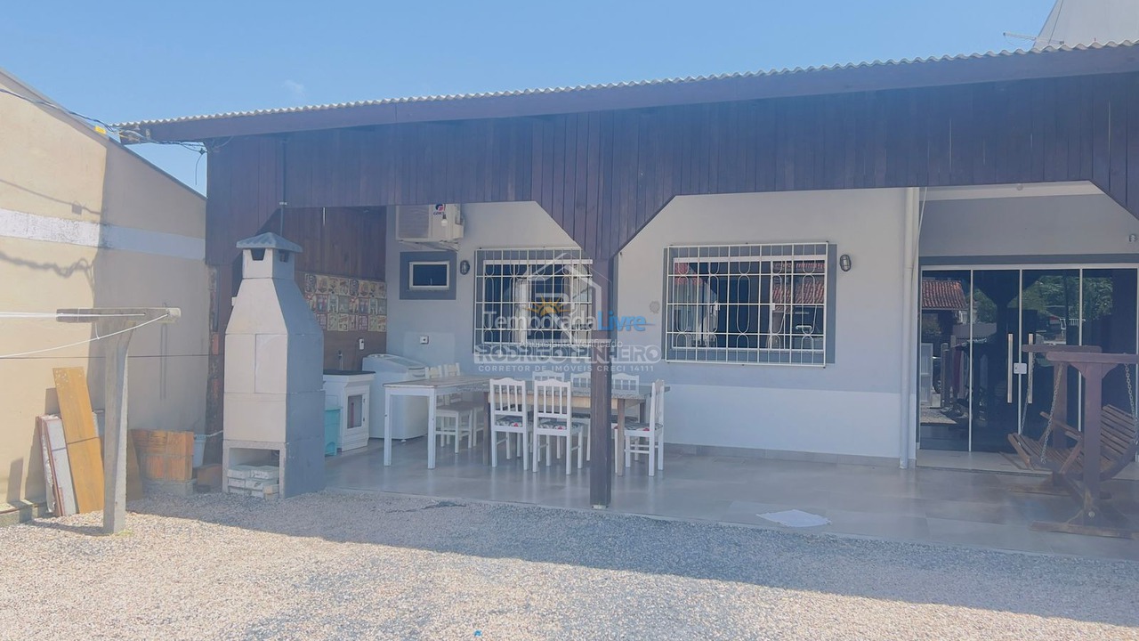 Casa para aluguel de temporada em Bombinhas (Praia de Zimbros)