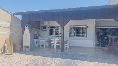 Casa 03 dormitórios na Praia de Zimbros Cód. 070