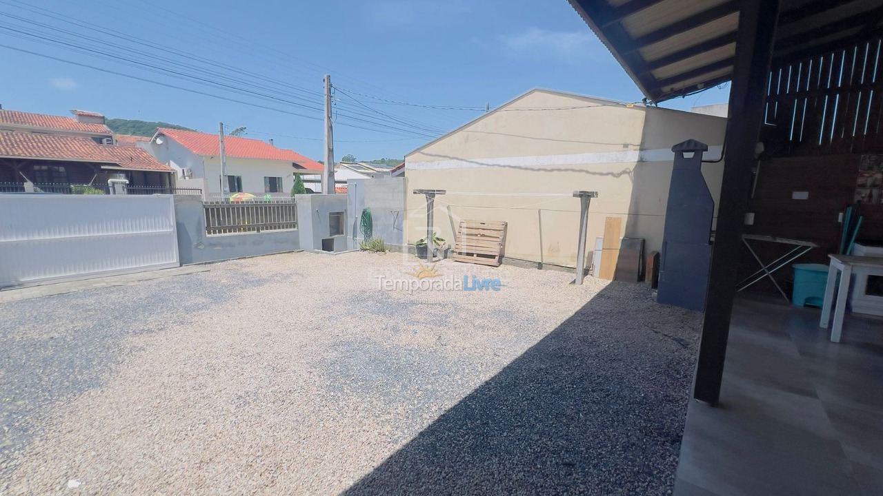 Casa para aluguel de temporada em Bombinhas (Praia de Zimbros)