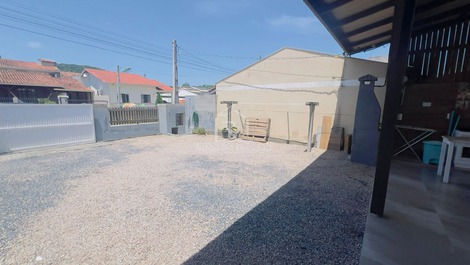 Casa 03 dormitórios na Praia de Zimbros Cód. 070