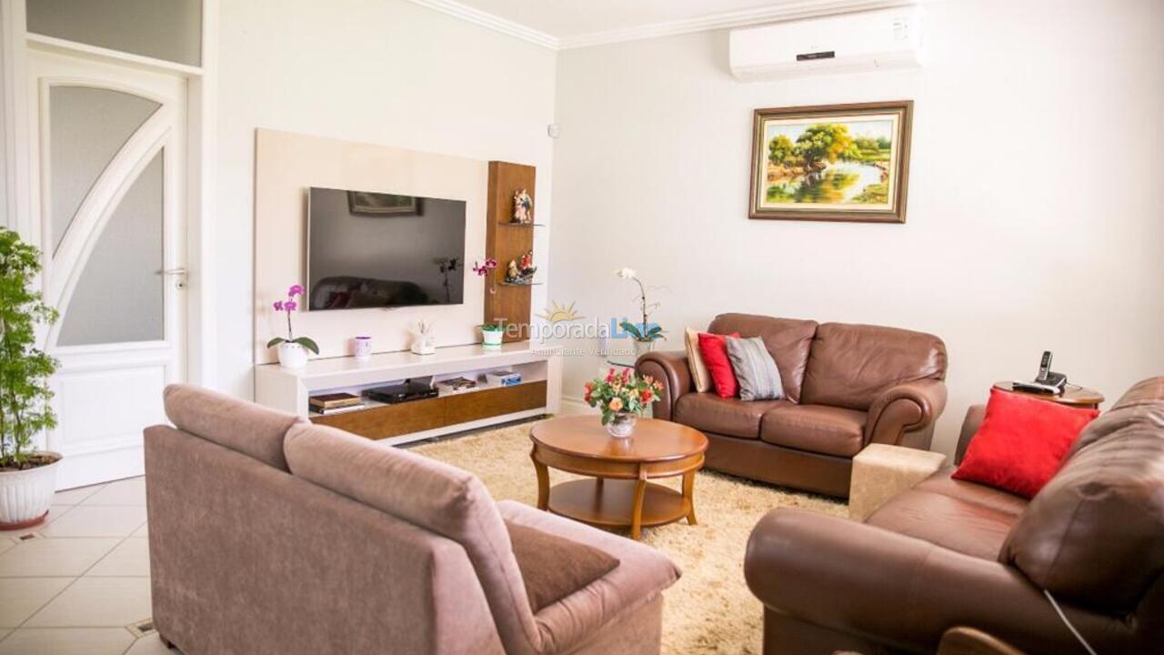 Casa para aluguel de temporada em Governador Celso Ramos (Palmas)