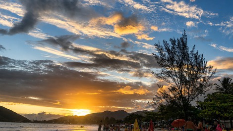 Pôr do sol colorido visto do imóvel