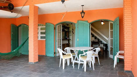 Varanda com mesa e cadeiras