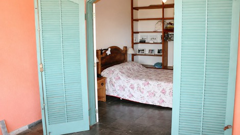 Quarto com cama de casal