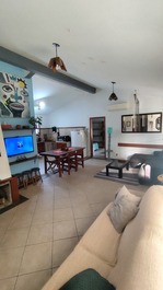 Casa ampla perto da praia | Conforto, Privacidade e Quintal privativo