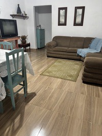 Sala de estar e tv.
