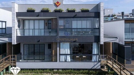 Apartamento de tres habitaciones frente a la playa en Canto Grande
