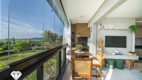 Apartamento de tres habitaciones frente a la playa en Canto Grande