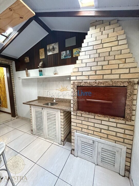 Casa para aluguel de temporada em Bombinhas (Praia de Bombas)
