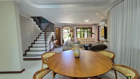 CASA DE 5 DORMITORIOS EN ALQUILER POR TEMPORADA JURERÊ INTERNACIONAL