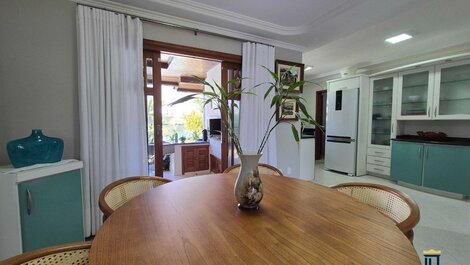 CASA DE 5 DORMITORIOS EN ALQUILER POR TEMPORADA JURERÊ INTERNACIONAL