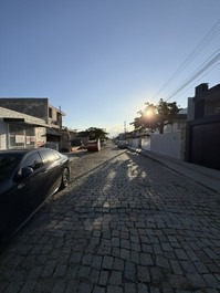 Magnífica casa de dos plantas a 200 m del mar, con wifi, barbacoa y garajes.