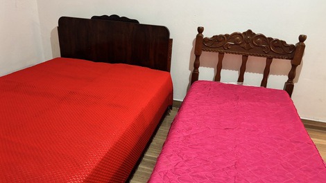 1 cama de casal e uma de solteiro.
