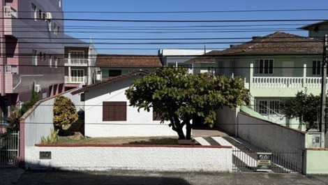 Casa térrea contendo dois quartos a 50m do mar