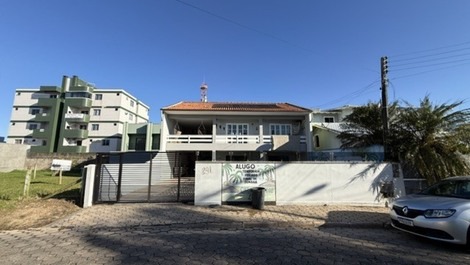Hermosa casa adosada con aire acondicionado en todas las habitaciones, piscina, WI-FI