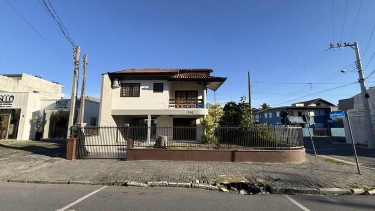 Casa para aluguel de temporada em São Francisco do Sul (Enseada)