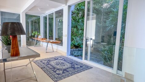 Casa de luxo com piscina no Joá