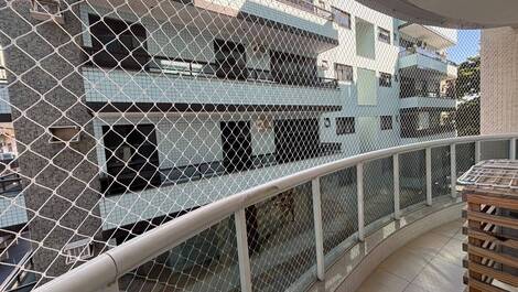 Apartamento na praia do forte, piscina, ar condicionado.