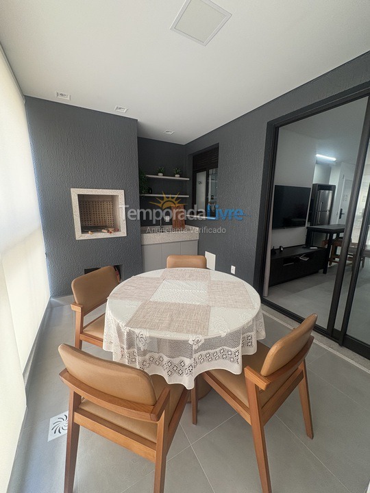 Apartamento para aluguel de temporada em Governador Celso Ramos (Praia de Palmas)