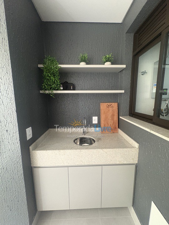 Apartamento para aluguel de temporada em Governador Celso Ramos (Praia de Palmas)