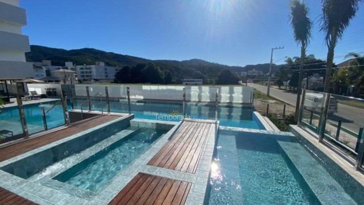 Apartamento para aluguel de temporada em Governador Celso Ramos (Praia de Palmas)