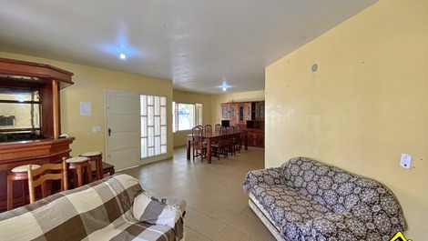 New Year's Eve 2027 - House with 4 Bedrooms - 5 Blocks from the Beach - Praia Grande