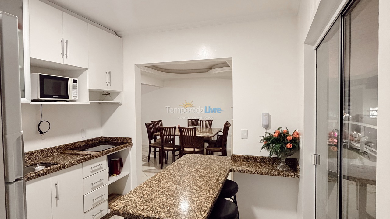 Apartamento para aluguel de temporada em Itapema (Meia Praia)