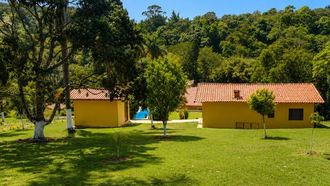 Country house in Mairinque, swimming pool with complete waterfall.