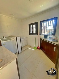 New Year's Eve - House with 5 Bedrooms (AC) - With Pool - 1 Block from the Beach