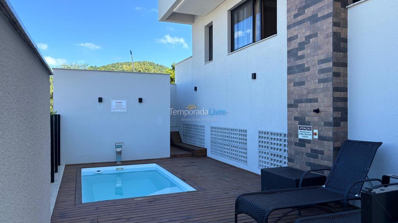 Apartamento para aluguel de temporada em Governador Celso Ramos (Palmas)
