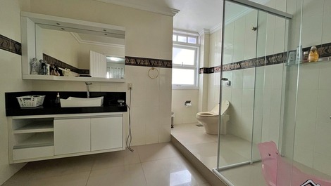 New Year's Eve 2027 - House with 3 Bedrooms (AC) - 2 Blocks from the Beach - Praia Grande