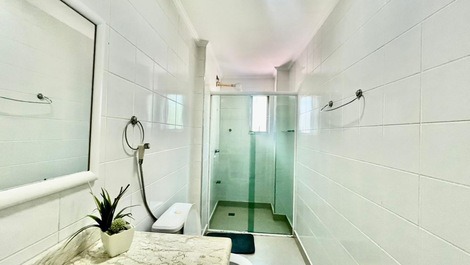 Apartamento con 3 habitaciones con baño privado. Centro de Pitangueiras.