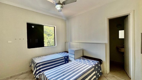 Apartamento con 3 habitaciones con baño privado. Centro de Pitangueiras.