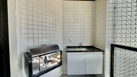 Apartamento con 3 habitaciones con baño privado. Centro de Pitangueiras.