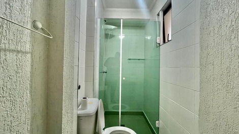 Apartamento con 3 habitaciones con baño privado. Centro de Pitangueiras.