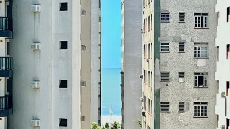 Apartamento con 3 habitaciones con baño privado. Centro de Pitangueiras.