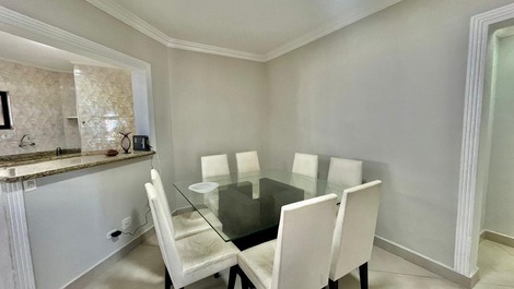 Apartamento con 3 habitaciones con baño privado. Centro de Pitangueiras.