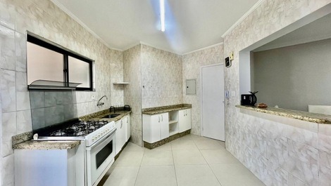 Apartamento con 3 habitaciones con baño privado. Centro de Pitangueiras.