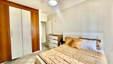 Apartamento con 3 habitaciones con baño privado. Centro de Pitangueiras.